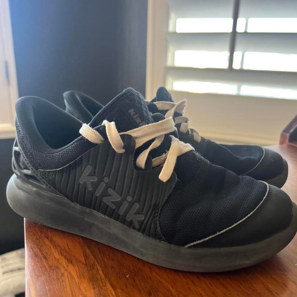 Kizik black trainers sneakers lifestyle kids size 4